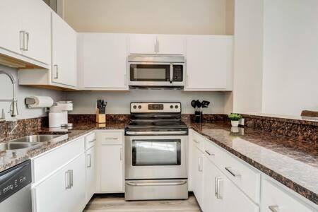 Cozysuites - 2Br With Direct Skybridge Access #5 印第安納波利斯 外观 照片